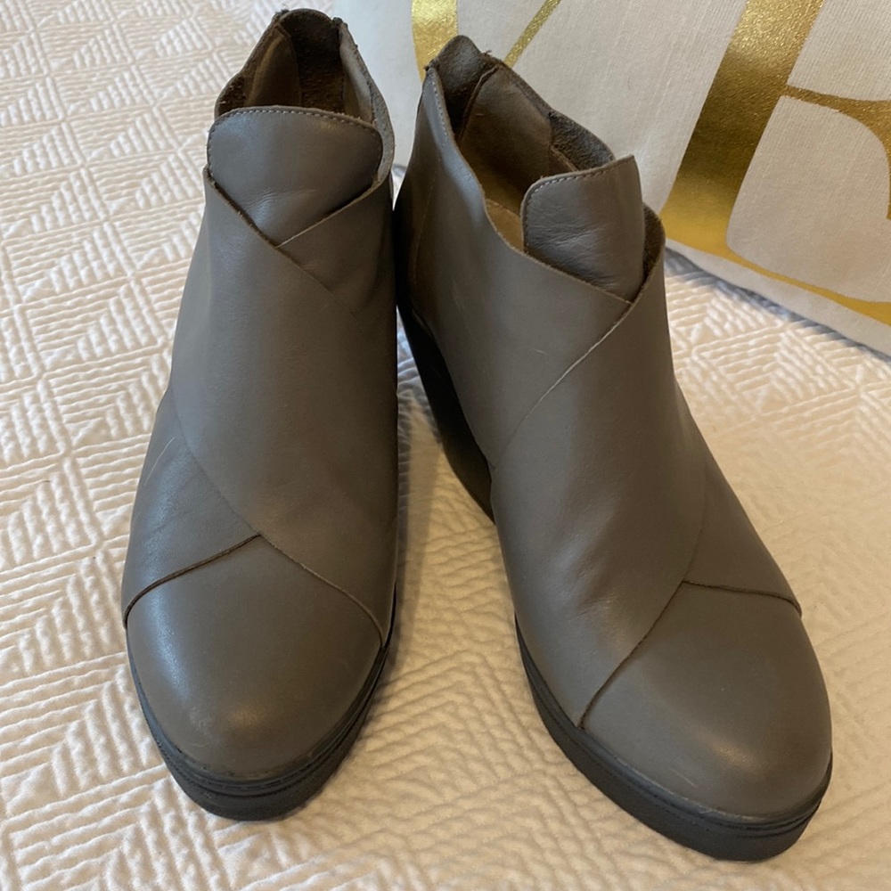 Eileen Fisher grey booties size 7.5